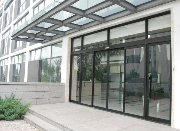 在自動(dòng)門前加上紅外感應(yīng)系統(tǒng)有什么作用